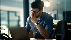 «Burnout»: Τι είναι το Σύνδρομο Επαγγελματικής Εξουθένωσης και ποια τα συμπτώματά του 