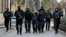 Επίθεση σε αστυνομικό στη Νέα Σμύρνη: Παραμένει προσωρινά κρατούμενος ο «Ινδιάνος»