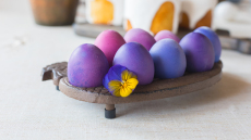 Βάφουμε τα πασχαλινά μας αβγά με φυσικά υλικά
