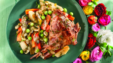 Aρνάκι με αγκινάρες και αρακά