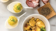 Τα κόκκινα αυγά της χαράς και της οικογένειας