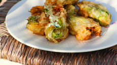 Κολοκυθοανθοί γεμιστοί με 3 είδη τυριών