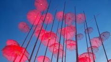 Θεσσαλονίκη: Με κόκκινο φωτίστηκαν οι «Ομπρέλες» του Ζογγολόπουλου