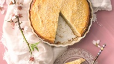 Λυχναράκια, μελιτίνια και άλλα λαμπριάτικα γλυκά με φρέσκο τυρί