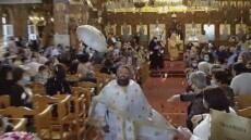 Κύπρος: Ο πατέρας Ηρακλής κράτησε το έθιμο της Πρώτης Ανάστασης κι έκανε «κατοστάρι»