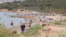 Κρήτη: Στις παραλίες για το Μεγάλο Σάββατο βγήκαν οι κάτοικοι του Ηρακλείου