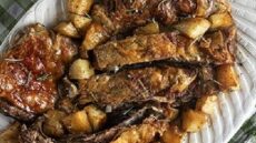 Αρνί στη σούβλα από τον Άκη Πετρετζίκη