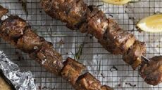 To κοντοσούβλι του Άκη Πετρετζίκη