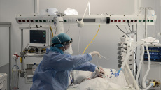 «Πόλεμος» στα νοσοκομεία: 1.248 ασθενείς με covid  σε Μονάδες - Μικρή μείωση στους διασωληνωμένους