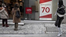 Στις ενδιάμεσες εκπτώσεις ποντάρουν οι έμποροι κάνοντας γενναίες προσφορές