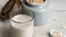 Φτιάχνουμε το πιο κρεμώδες «γάλα» βρώμης