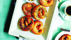 Φτιάχνουμε αλμυρά pretzels (βήμα – βήμα)