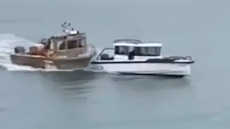 «Ναυμαχία» στη Μάγχη: Γαλλικό αλιευτικό πέφτει πάνω σε βρετανικό σκάφος - Δείτε βίντεο