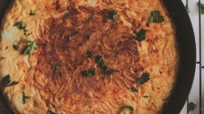 Φριτάτα με ζυμαρικά, φέτα και γραβιέρα