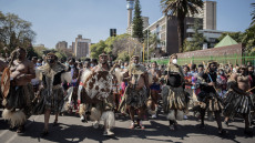 Νότια Αφρική: «Πόλεμος» για τον θρόνο των Ζουλού - Ποιος δηλητηρίασε τη βασίλισσα που διαδέχθηκε τον βασιλιά;