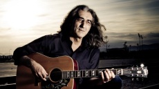 ΘΕΜΑ 104,6: Ο Βασίλης Καζούλης ερμηνεύει το «Αλμυρό φιλί» στην εκπομπή «Μεταξύ σοβαρού και αστείου»