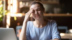 Πονοκέφαλος: Οκτώ τρόποι να απαλλαγούμε χωρίς φάρμακα