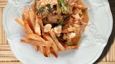 Φιλετάκια από μπούτι κοτόπουλο με ρετσίνα, δεντρολίβανο και φέτα