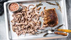 Ψιλοκόβουμε εύκολα τα ψημένο κρέας με το… μίξερ!