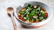 Φασόλια με σέσκουλα, κοτόπουλο, καπνιστό λουκάνικο και απάκι