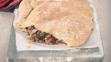 Σήμερα μαγειρεύουμε: Πανεύκολη πίτσα καλτσόνε με γέμιση τόνου