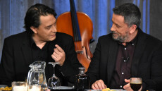 Γιάννης Κότσιρας: Στηρίζει «Στην υγειά μας ρε παιδιά» - Σπύρο Παπαδόπουλο και δηλώνει ενοχλημένος από τα πικρόχολα σχόλια