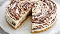 Cheesecake με ελληνικά φρέσκα τυριά: 6 συνταγές που πρέπει να δοκιμάσετε