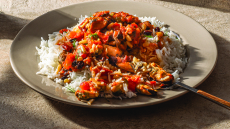 Μύδια με κουκουνάρια, σταφίδες και ρύζι