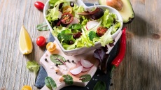 Vegetarians: Νέα μελέτη αποδεικνύει ότι έχουν πιο υγιείς βιοδείκτες από όσους τρώνε κρέας
