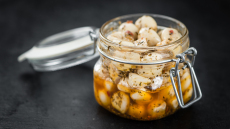 Γιατί το πικάντικο σκόρδο τουρσί έχει γίνει το τελευταίο food trend στο TikTok;