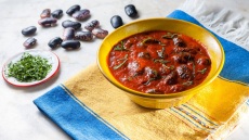 Μαύροι γίγαντες στην γάστρα με σάλτσα κόκκινης πιπεριάς και κόλιανδρο