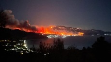 Ασύλληπτη εικόνα από τη φωτιά στην Κορινθία