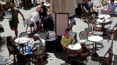 Γαλλία: «Βάλετε όρια στη μετά το lockdown “ευφορία”»