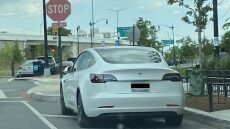 Αλεξάντρια Οκάσιο - Κορτέζ: Οδηγεί Tesla 35.000 δολαρίων και πάρκαρε παράνομα σε δρόμο της Ουάσινγκτον