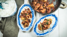 Καλαμαράκια σε ντοματένια σάλτσα με ρύζι μπασμάτι