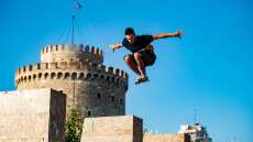 Δημήτρης Κυρσανίδης: Ξενάγηση στα ιστορικά μνημεία της Θεσσαλονίκης με παρκούρ