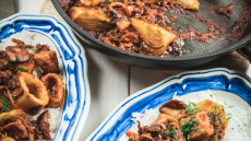 Καλαμαράκια σε ντοματένια σάλτσα με ρύζι μπασμάτι (ΒΙΝΤΕΟ)