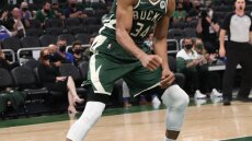 NBA, Μπακς-Χιτ 109-107: Με buzzer του Μίντλετον το 1-0, «διπλός» o Γιάννης!