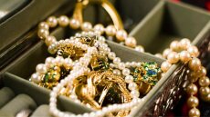 Χειροπέδες σε 22χρονο και 20χρονη για ληστεία σε κοσμηματοπωλείο στην Αθήνα