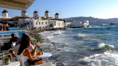 Μύκονος: Δικηγόρος κατηγόρησε τον δήμαρχο ότι «τα παίρνει» από τη Louis Vuitton