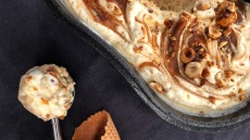 Παγωτό με βουτυρένια καραμέλα και φουντούκια