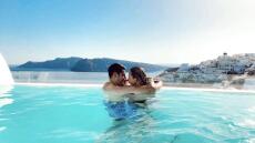 Ερωτευμένοι στη Σαντορίνη ο Μοράτα και η σύζυγός του μετά την περιπέτεια στο αεροδρόμιο