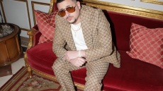 Mad Clip: Είχε τα γενέθλια και οι φίλοι του τον έκαναν άγαλμα - Φωτογραφίες