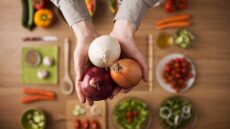 Κρεμμύδια: Μπορεί να μας κάνουν να κλαίμε, αλλά δεν λείπουν ποτέ από την κουζίνα μας