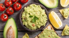 Το έξυπνο κόλπο για να μη μαυρίζει το γουακαμόλε