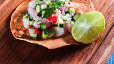 Τοστάδα με λαβράκι, χανιώτικο αβοκάντο, δυόσμο και πιπεριά Φλωρίνης