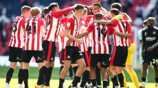 Μπρέντφορντ-Σουόνσι 2-0: Οι Σφήκες στα «σαλόνια» της Premier League μετά από 74 χρόνια!