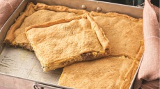 Πίτα κουρού με καβουρμά