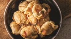 Μύδια σε κουρκούτι με σκορδαλιά