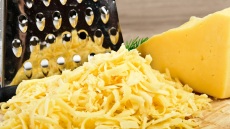 Τριμμένο τυρί: Το απόλυτο τρικ για να καθαρίσετε τον τρίφτη στο λεπτό!